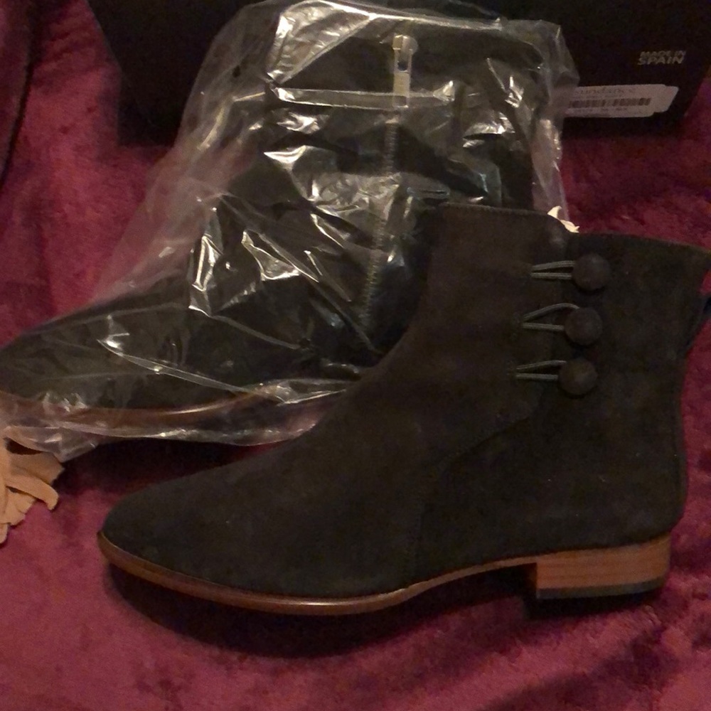 Shoes - Picture 4 of 5